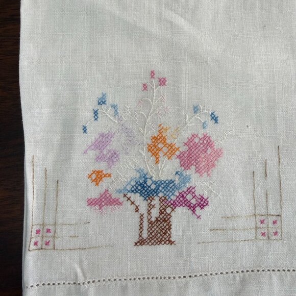 Adorable Dainty Vintage Hand Embroidered Hand Towel Set - Picture 5 of 9